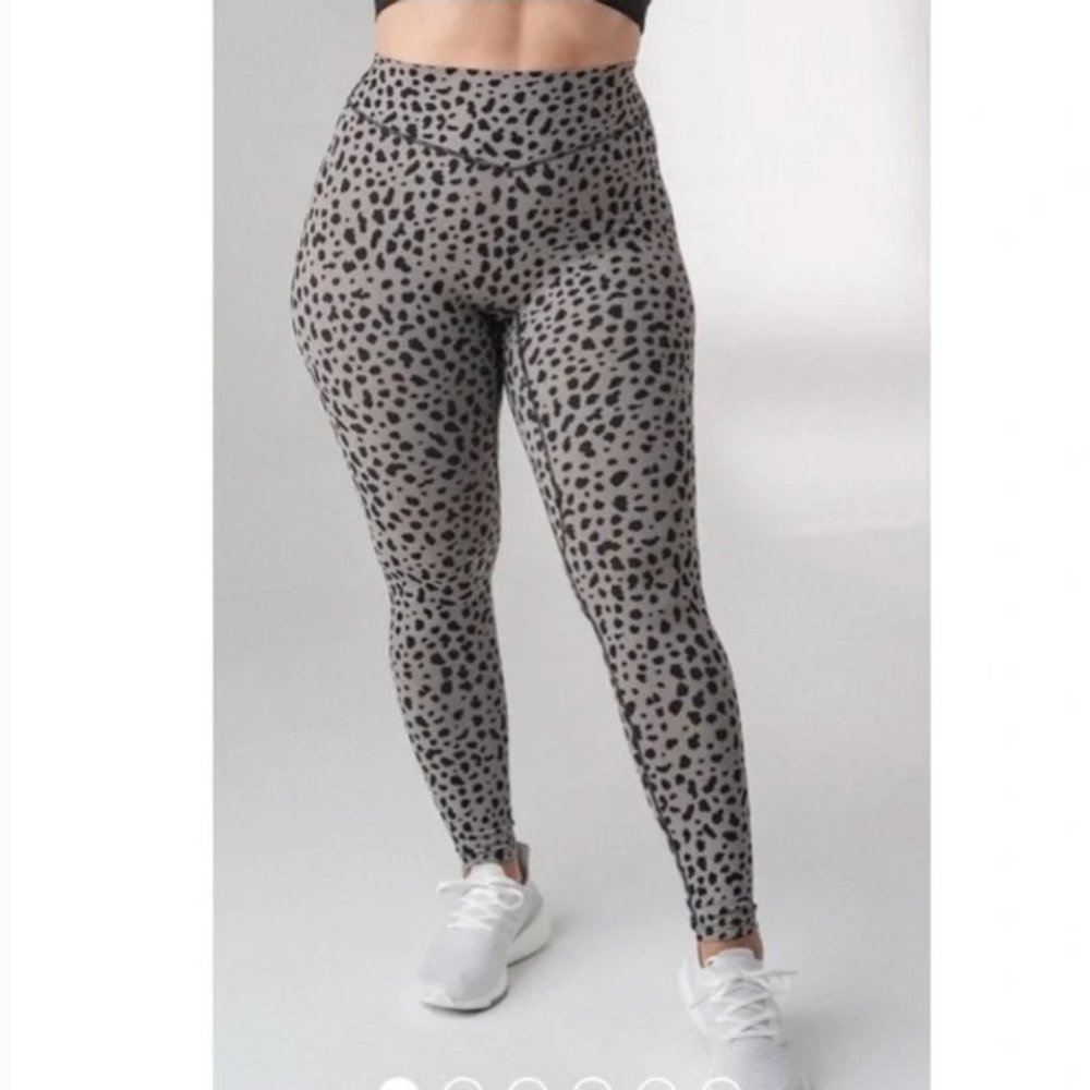 Balance athletica kingdom 2.0 snow leopard leggings